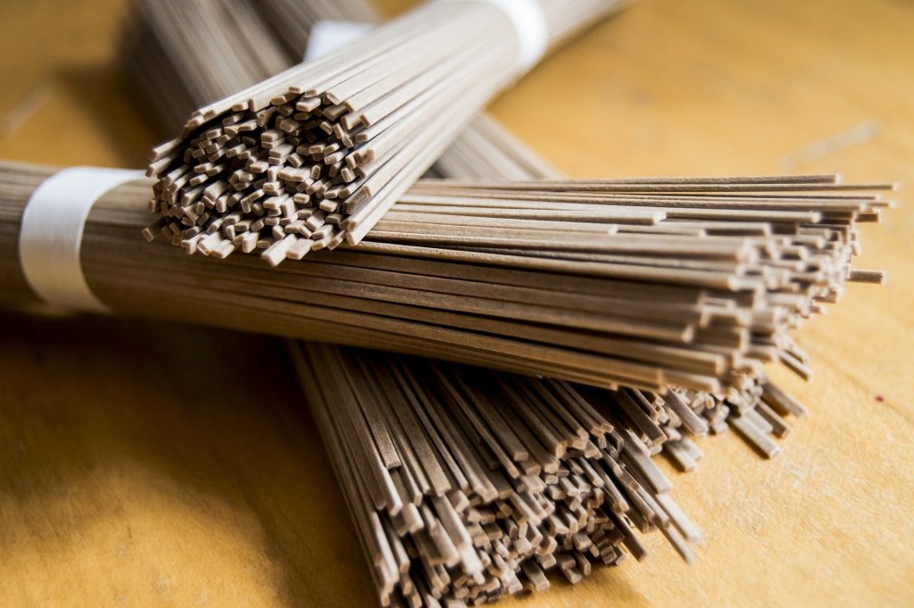 Il grano saraceno non è un cereale. Senza glutine, è ricco di sostanze antiossidanti. Il grano saraceno è utile nella alimentazione sana e per il benessere.