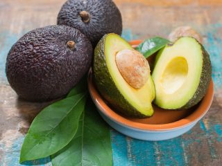 avocado-salute-calorie