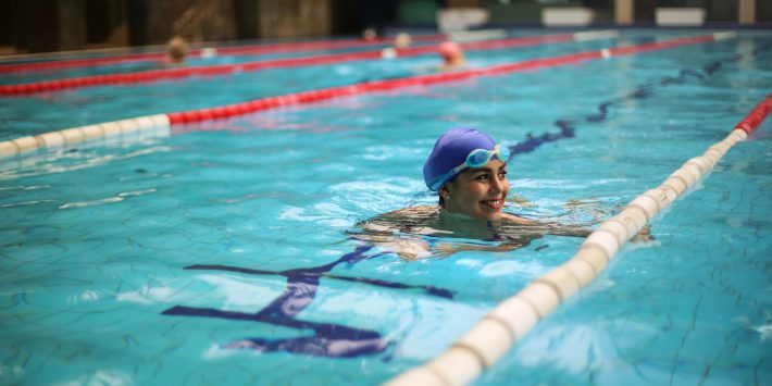 nuoto-donna-cibum
